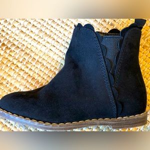 BABY GAP blk booties sz 6. Faux suede very gently used!